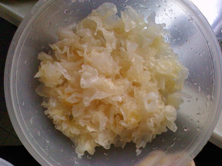 银耳雪梨糖水步骤5