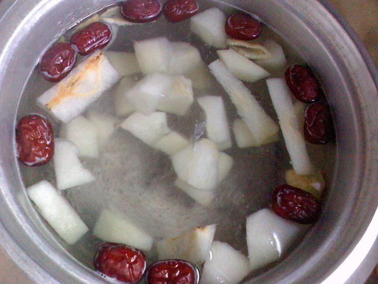 银耳雪梨糖水步骤4