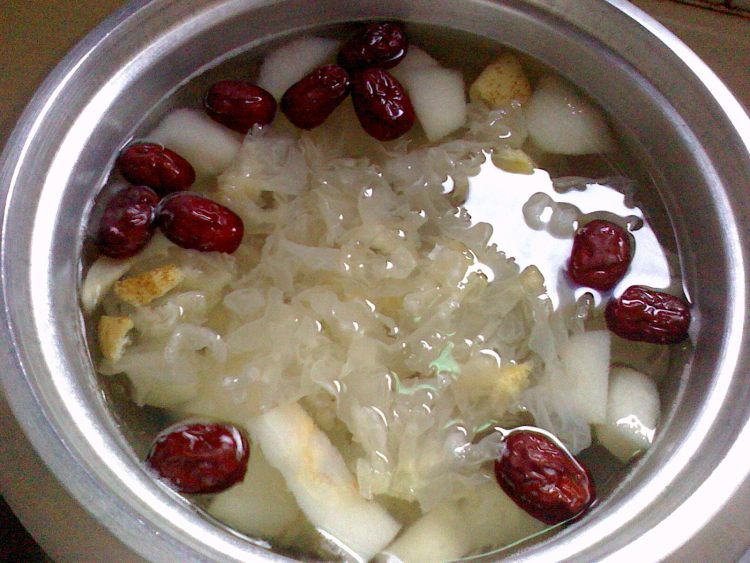 银耳雪梨糖水步骤6