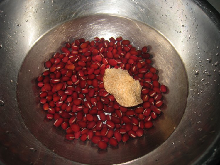 椰香桃胶红豆汤步骤1