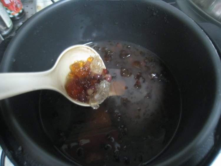 椰香桃胶红豆汤步骤7