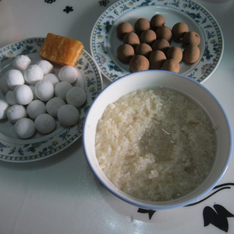 酒糟桂圆煮汤圆步骤1