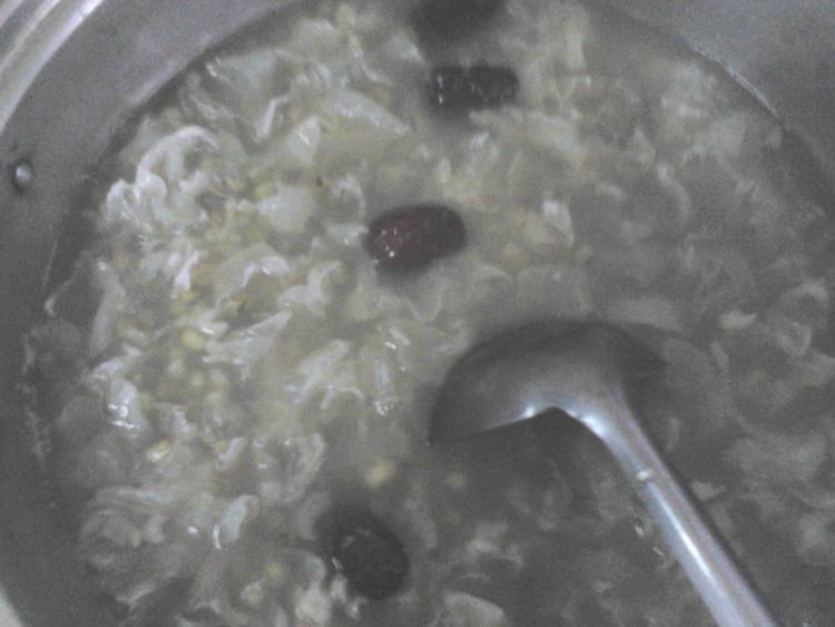绿豆红枣银耳糖水步骤7
