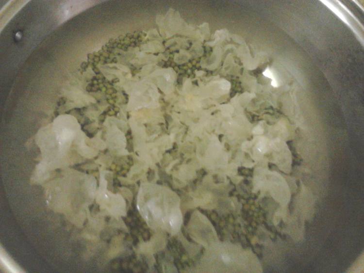 绿豆银耳糖水步骤4