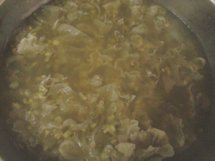 绿豆银耳糖水步骤5