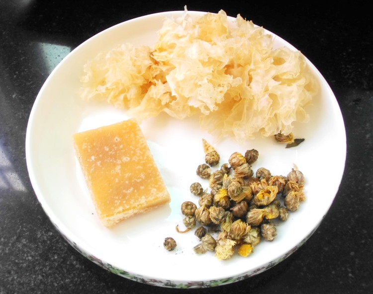 银耳菊花糖水步骤1