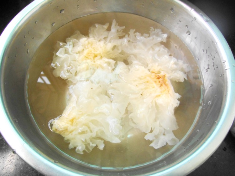 银耳菊花糖水步骤2