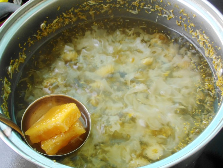 银耳菊花糖水步骤5