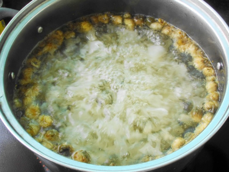 银耳菊花糖水步骤4