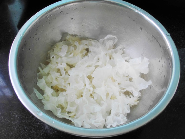 银耳菊花糖水步骤3