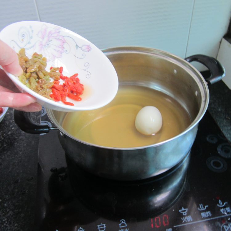 葡萄干枸杞煮蛋步骤5