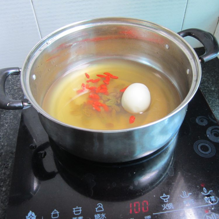 葡萄干枸杞煮蛋步骤6