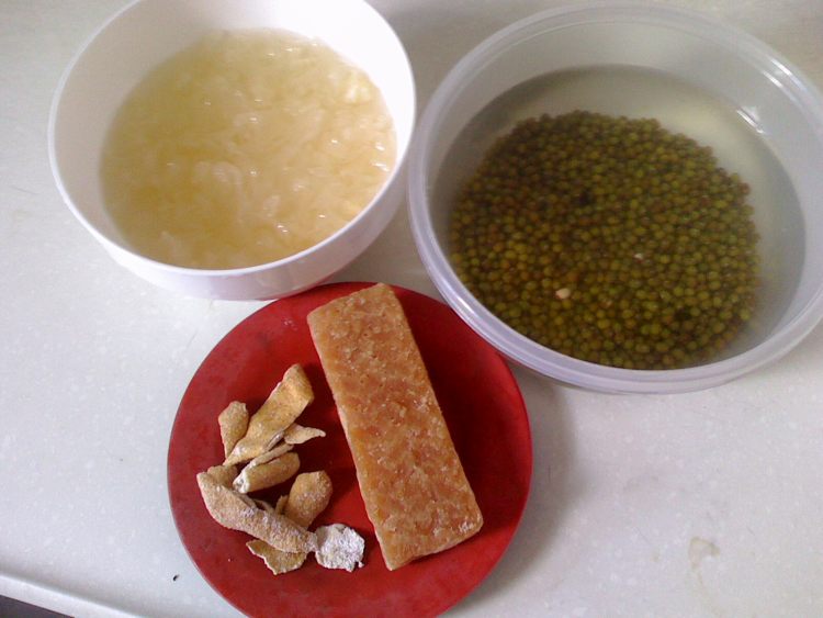 银耳绿豆糖水步骤1