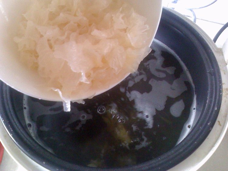 银耳绿豆糖水步骤4