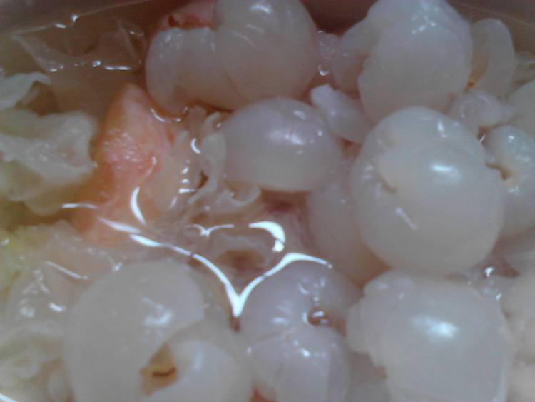 荔枝银耳水蜜桃糖水步骤4