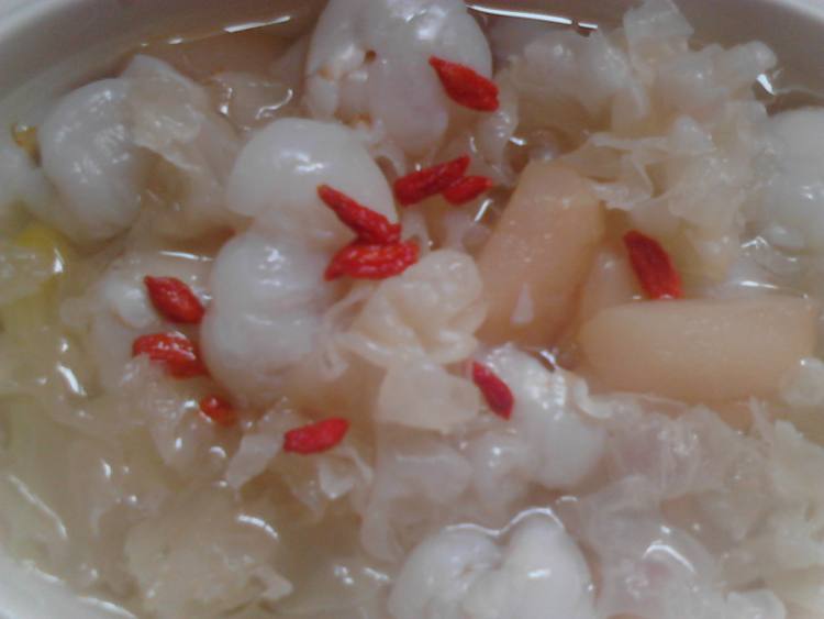 荔枝银耳水蜜桃糖水步骤5