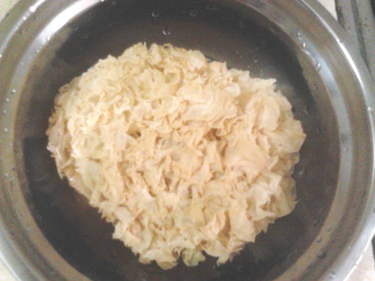 银耳桃子糖水步骤1