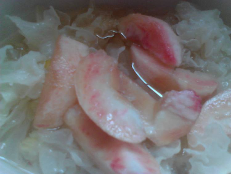 银耳桃子糖水步骤5