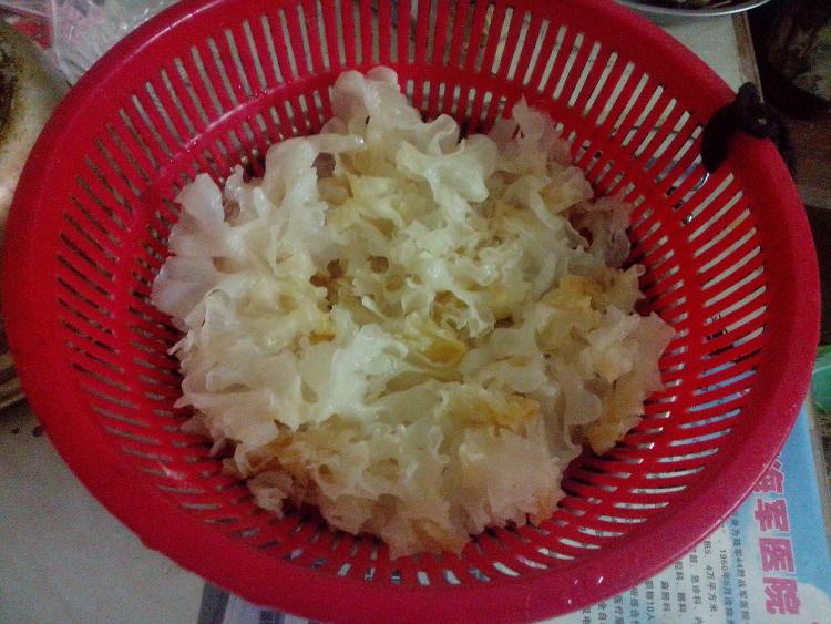 银耳莲子汤步骤1