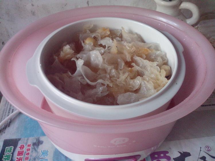 银耳莲子汤步骤5
