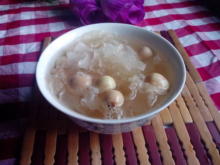 银耳莲子汤步骤7