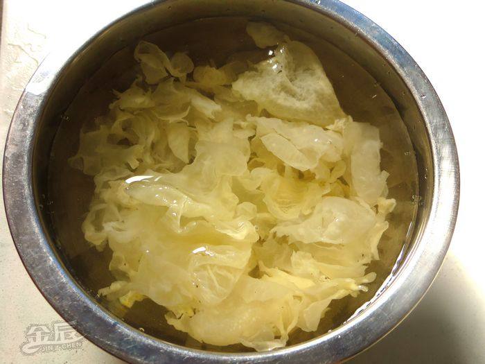 荔枝银耳糖水步骤2