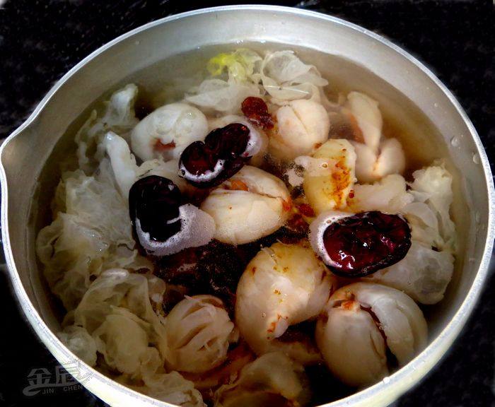 荔枝银耳糖水步骤4