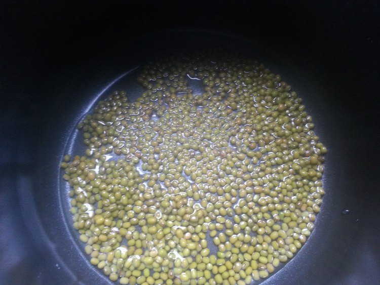 绿豆玉米糖水步骤1