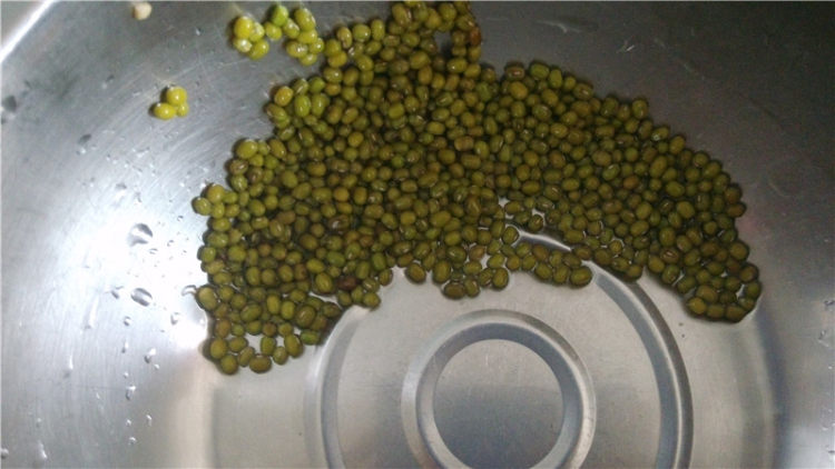 绿豆银耳红枣汤步骤2