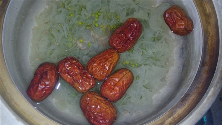 绿豆银耳红枣汤步骤5