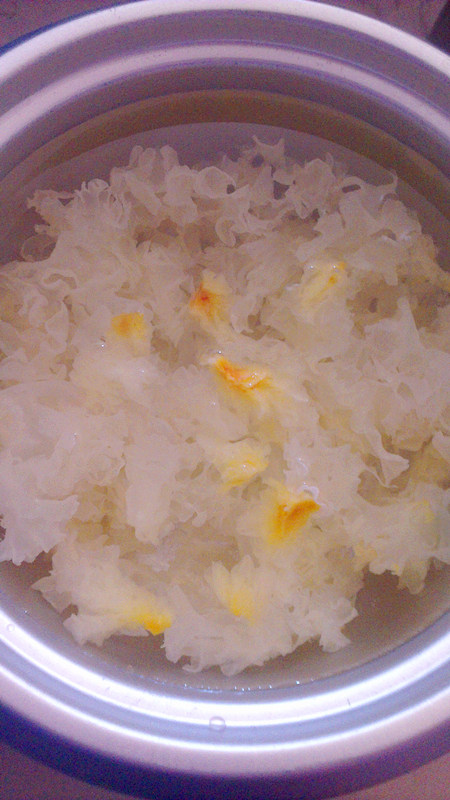雪耳荔枝雪梨糖水步骤3
