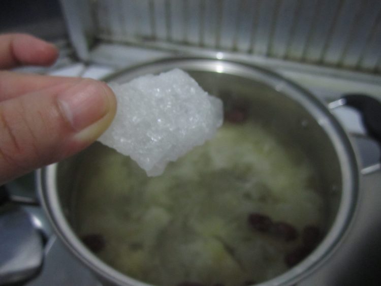 鹌鹑蛋红枣炖雪耳步骤6