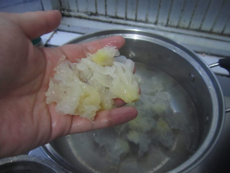 红枣木瓜炖雪耳步骤5