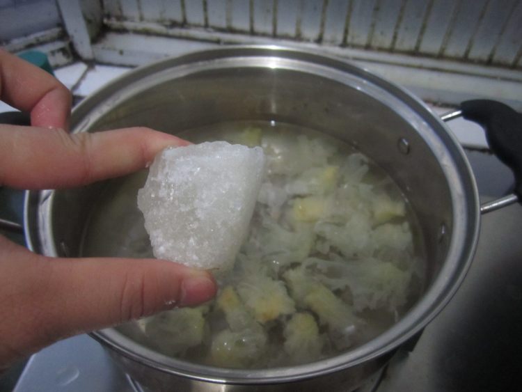 红枣木瓜炖雪耳步骤6