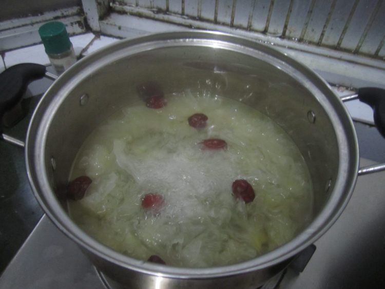 红枣木瓜炖雪耳步骤8