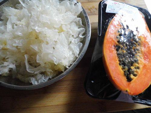 舌尖2美食 木瓜雪耳羹步骤1
