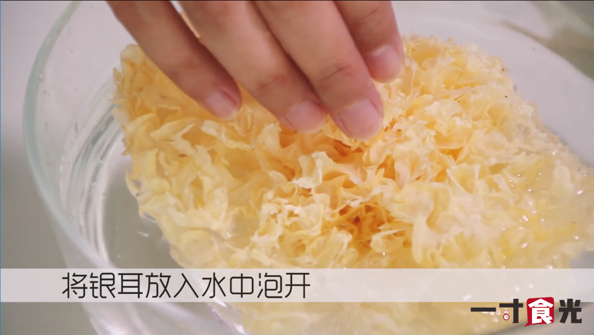 蜜桃银耳养颜盅步骤1