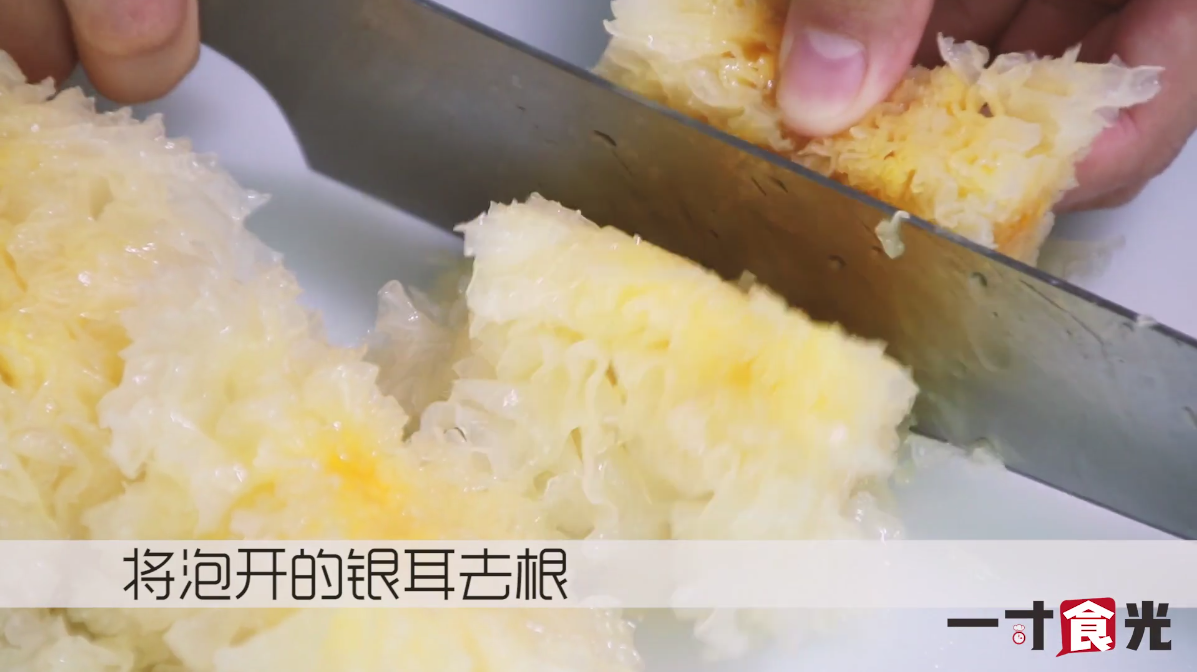 蜜桃银耳养颜盅步骤3