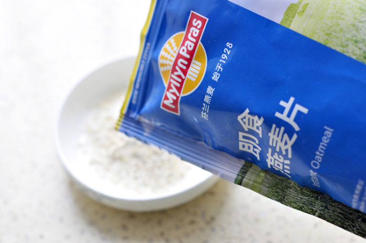 蓝莓香蕉燕麦豆乳步骤5