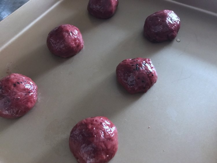 黑芝麻炫红麻薯面包步骤6