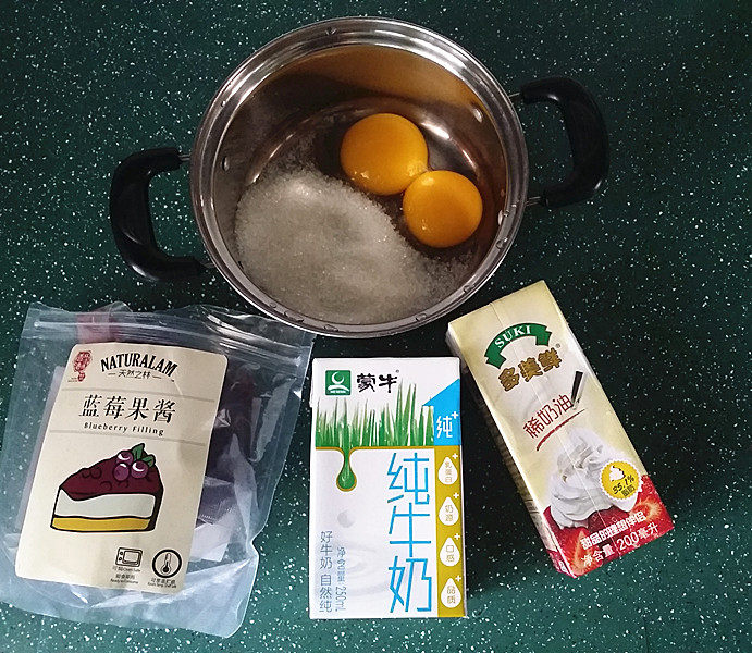 蓝莓果酱冰淇淋步骤1