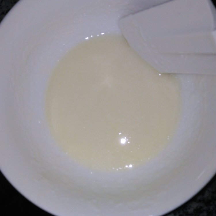 蓝莓果酱酸奶海绵纸杯步骤5