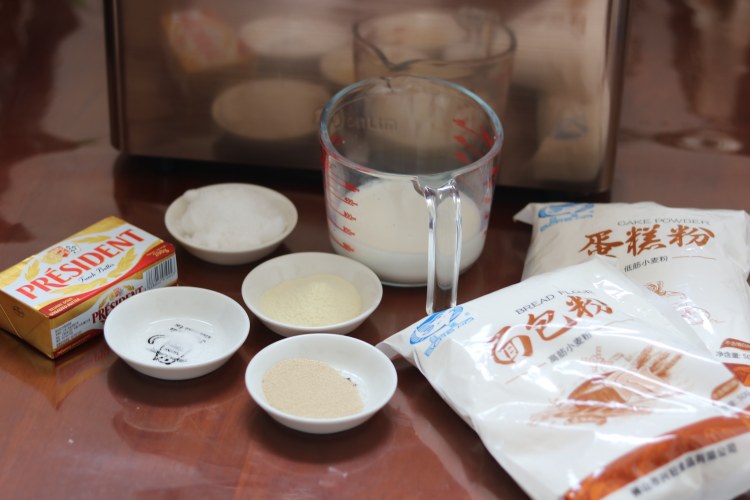 蔓越莓椰蓉花朵小面包步骤1