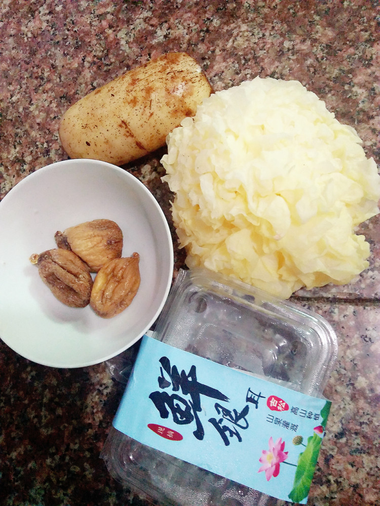银耳藕汤步骤2