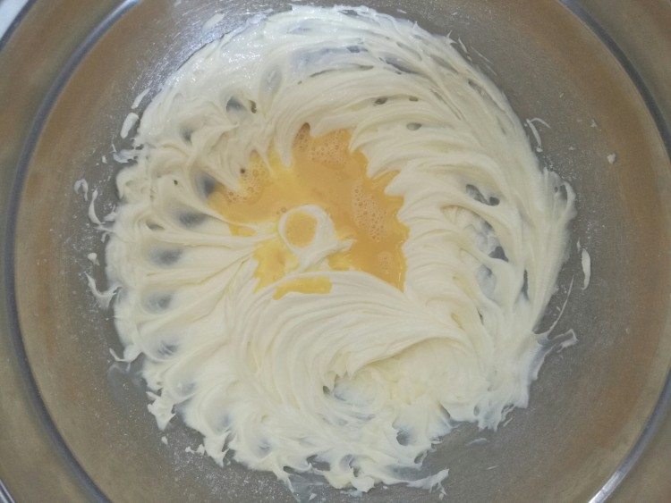 酥皮樱桃纸杯蛋糕步骤4