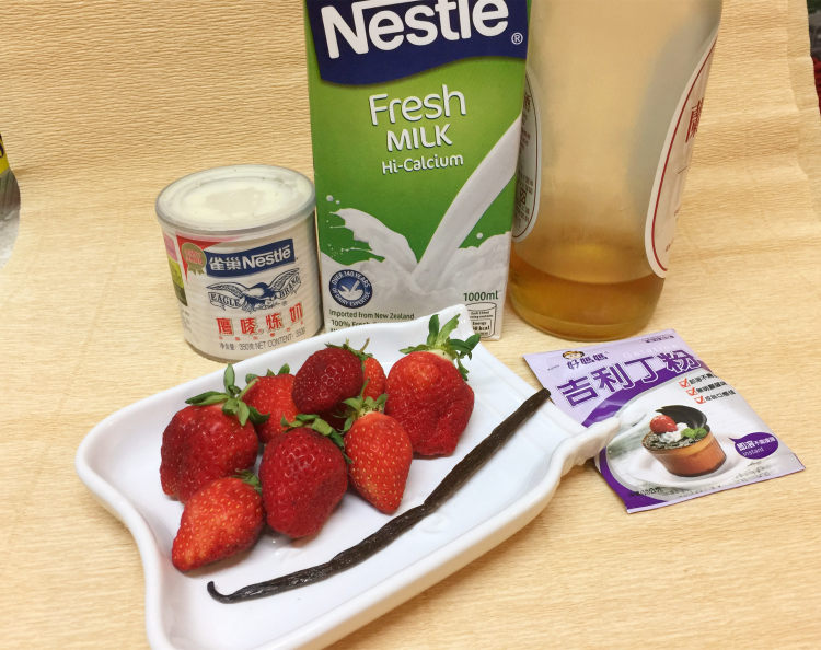 草莓炼乳奶酪步骤1