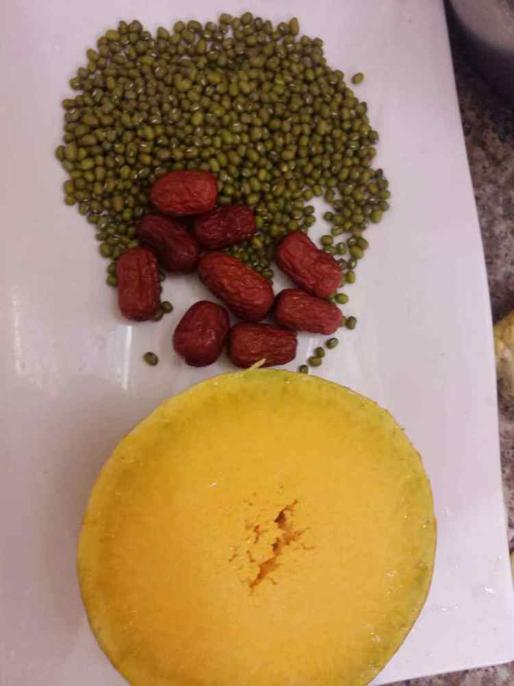 南瓜绿豆红枣汤步骤1