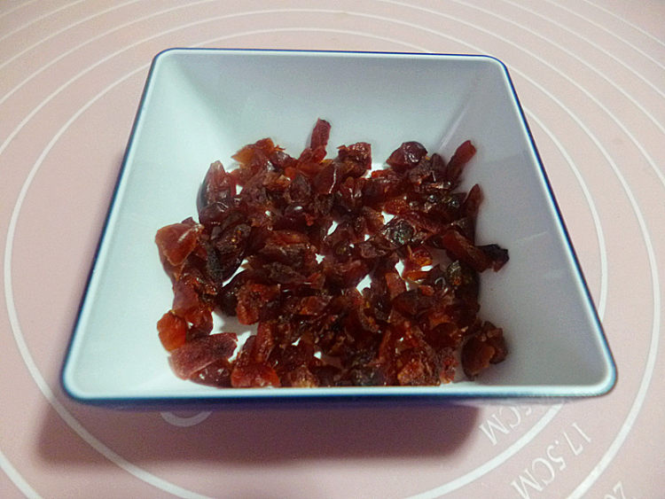 蔓越莓奶冻卷步骤1