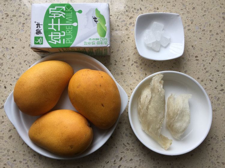 芒果牛奶燕窝步骤1