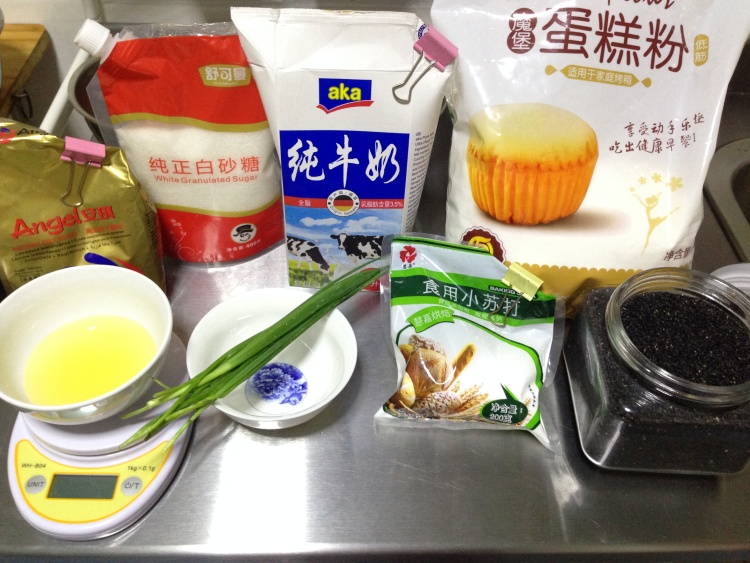 葱香黑芝麻甜味苏打饼步骤1